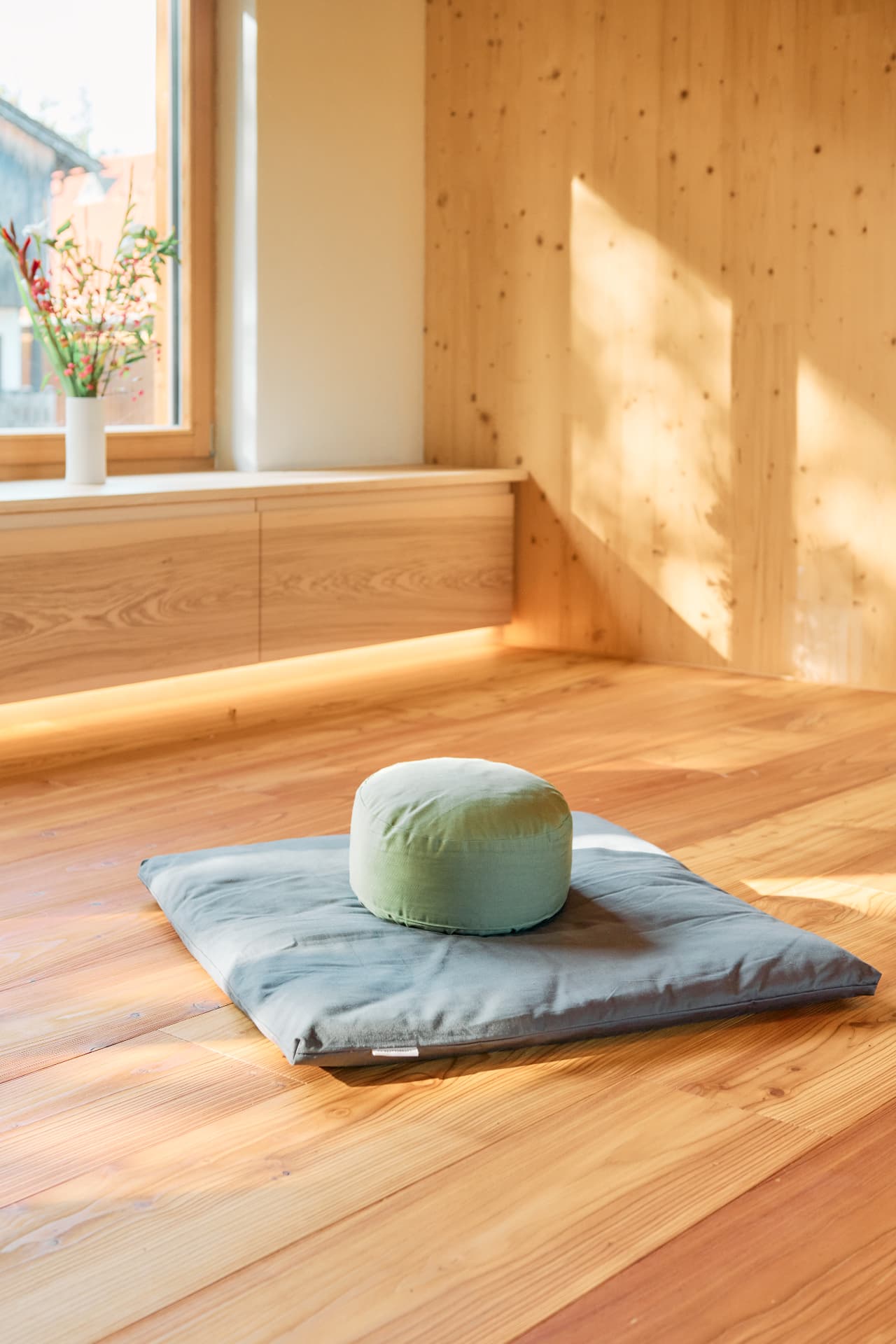 Meditationskissen im Sonnenlicht